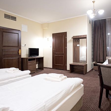 Hotel Lord Krosno Esterno foto