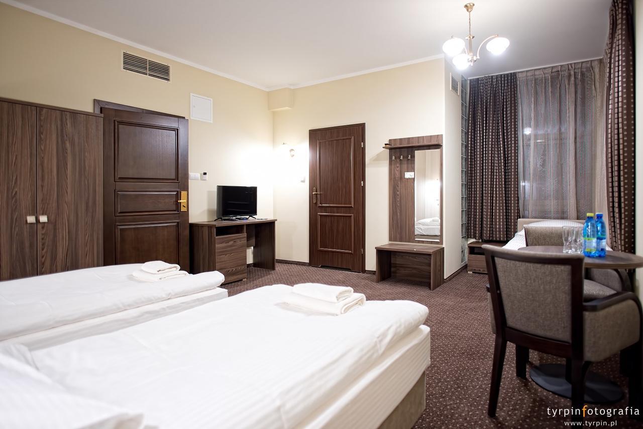 Hotel Lord Krosno Esterno foto