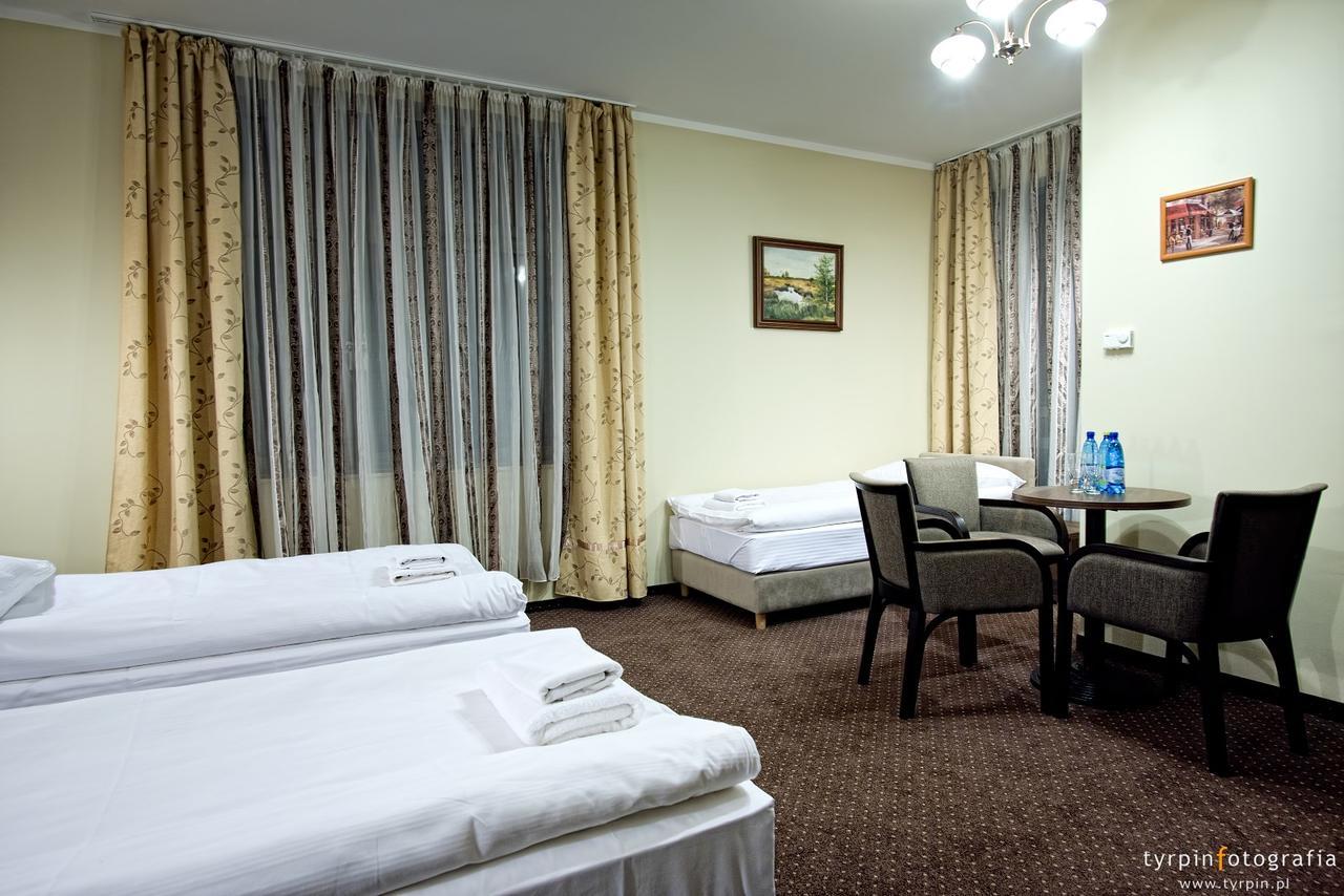 Hotel Lord Krosno Esterno foto
